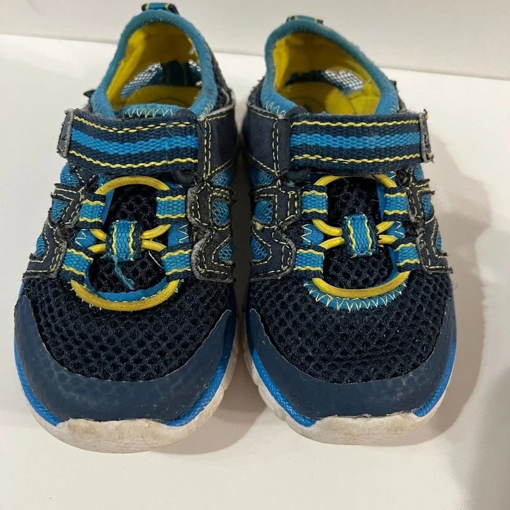 Toddler boy size 6 shoes and sandals (s-191)